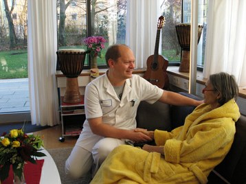 Treating patients as equals: Films show students what it’s like to work at a palliative care unit.  Photo: Medical Center – University of Freiburg, Department of Palliative Care