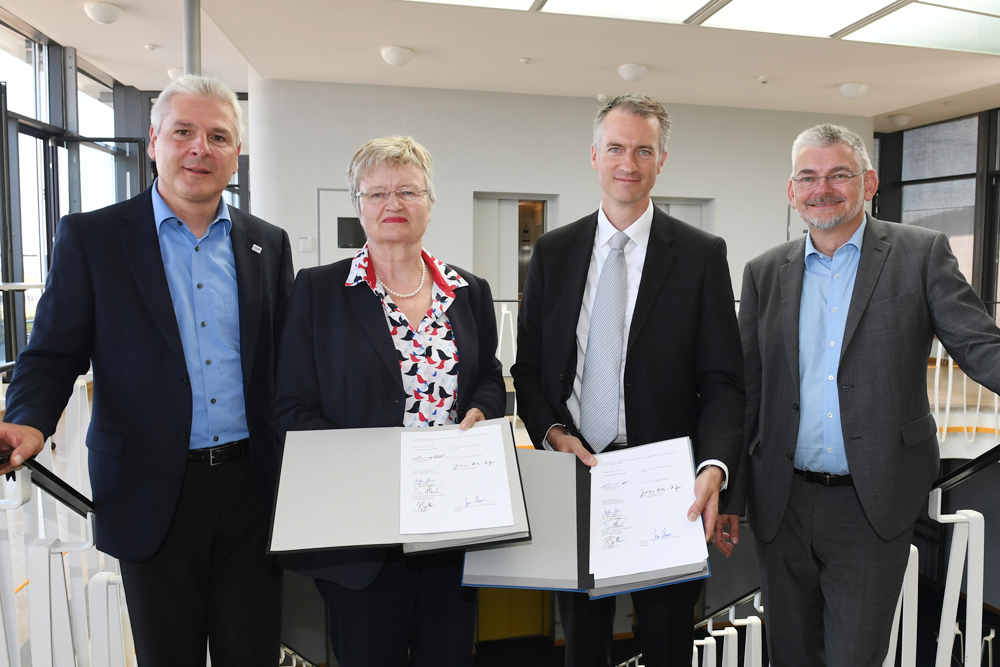 Fraunhofer and the University of Freiburg are reinforcing their cooperation in continuing education 