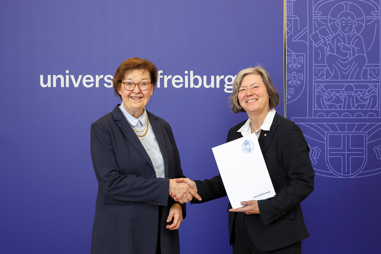Prof. Dr. Bruckner-Tuderman receives the honorary senatorship from Prof. Dr. Kerstin Krieglstein.
