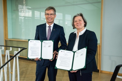 President Prof. Dr. Peter Høj of the University of Adelaide and Rector of the University of Freiburg Prof. Dr. Kerstin Krieglstein with the signed partnership agreement