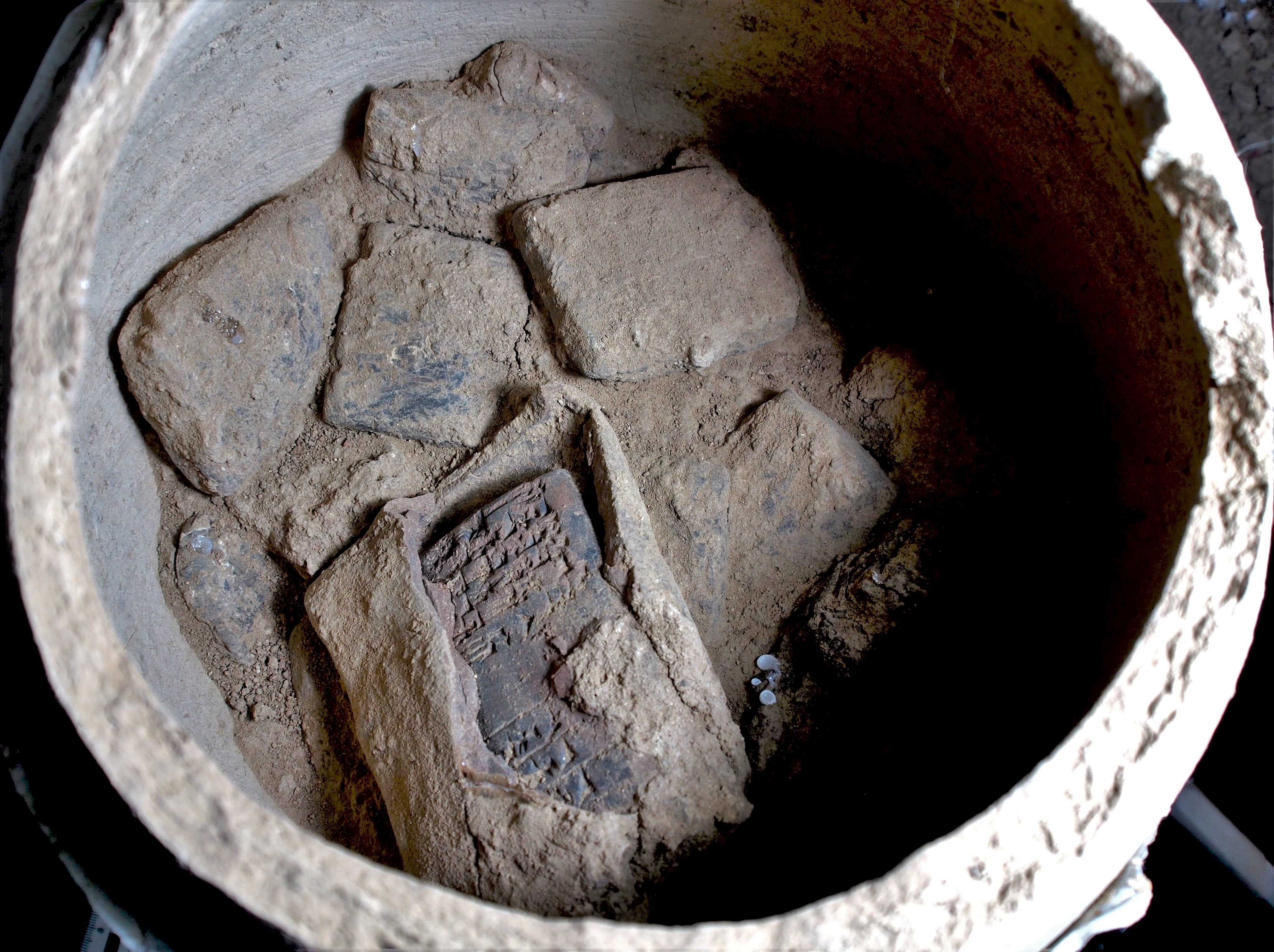 Vue dans l'un des récipients en poterie avec des tablettes cunéiformes, dont une tablette qui est encore dans son enveloppe d'argile d'origine - Cultea