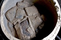 Keramikgefäße mit antiken Schrifttafeln 