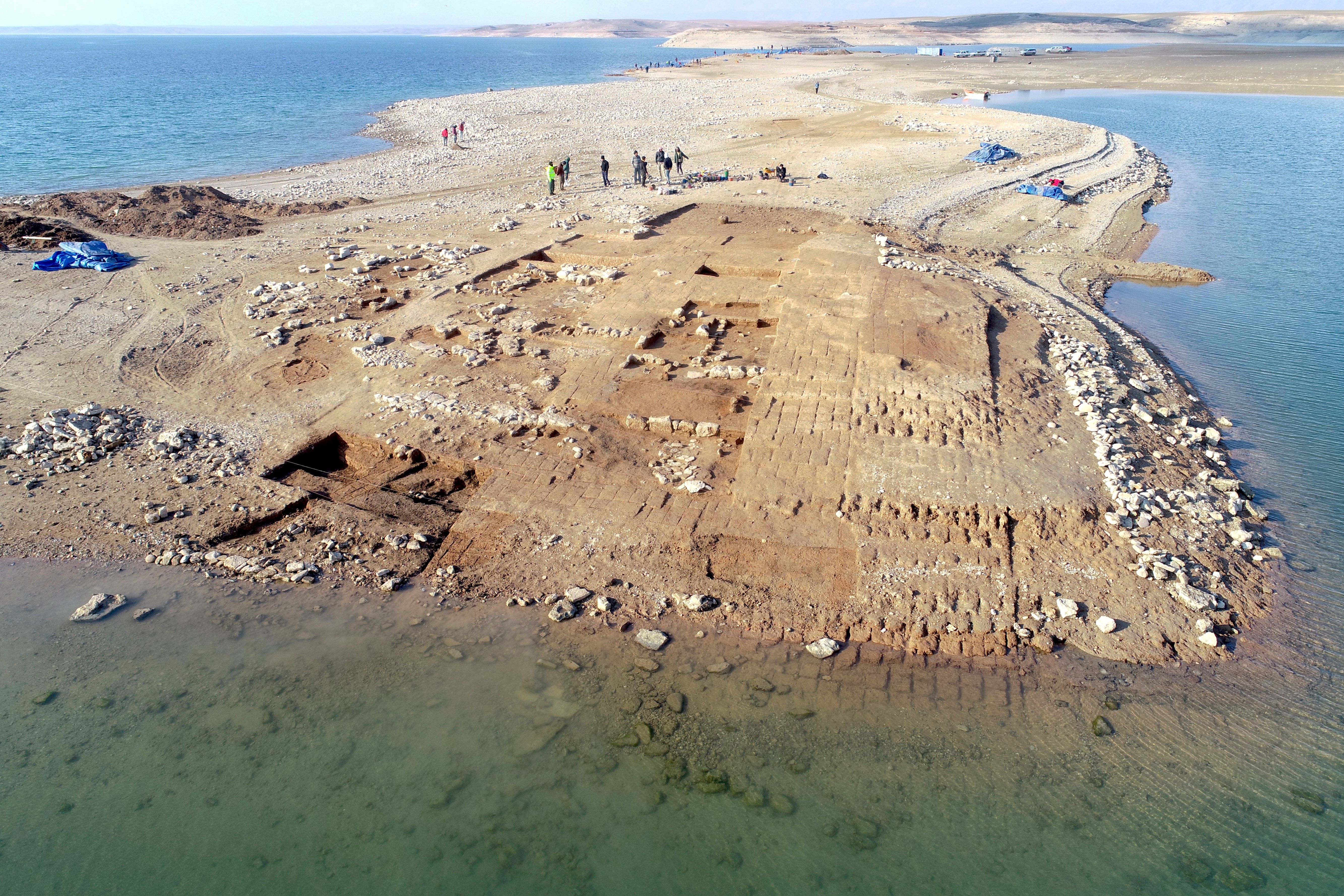 Vue aérienne des fouilles de Kemune avec une architecture de l'âge du bronze en partie immergée dans le lac - Cultea