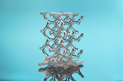 Neues Verfahren ermöglicht 3D-Druck von kleinen und komplexen Bauteilen aus Glas in wenigen Minuten