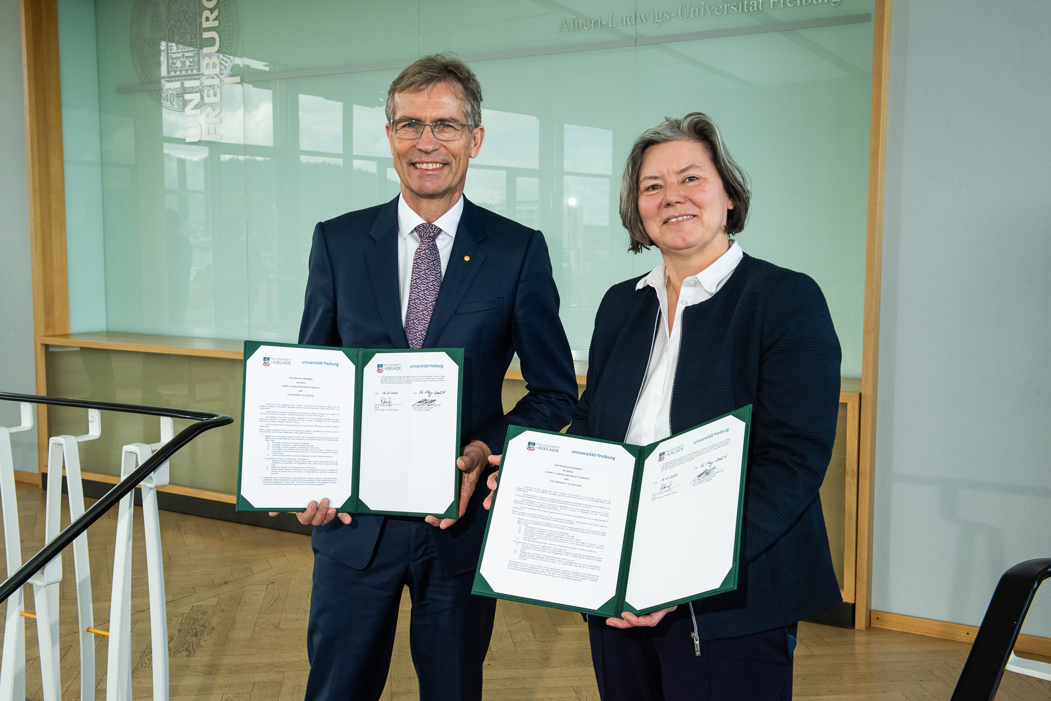 Präsident Prof. Dr. Peter Høj der University of Adelaide und Rektorin der Universität Freiburg Prof. Dr. Kerstin Krieglstein mit dem unterschriebenen Partnerschaftsabkommen
