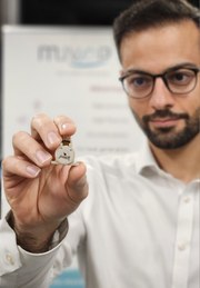 CEO Dr. Ardavan Shabanian zeigt die nächste Generation von Piezo-Mikroventilen. Foto: muVaP