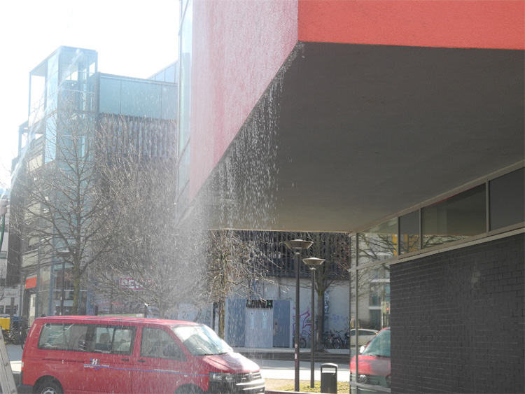 Abtropfendes Wasser an einer Hausfassade