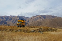 Hoch auf dem gelben Wagen durch Kirgisistan